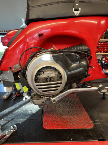 Vespa PX 200E 1983 Rouge Original Moteur Enti&egrave;rement Refait (VENDU)